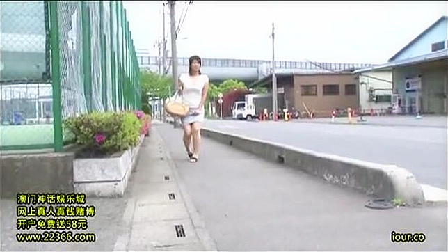 笹山希、公衆の面前でオシッコをした罰 - ニッポン・ポルノ・ビデオ