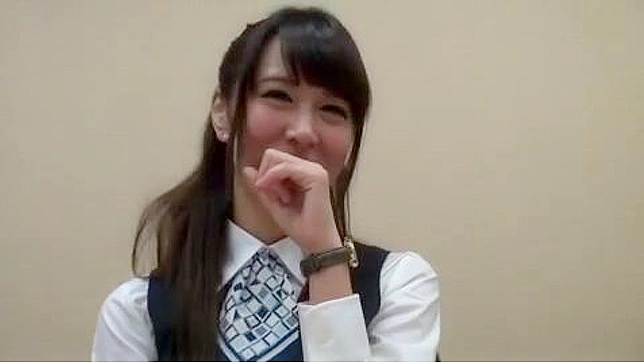 日本の少女が公衆トイレの個室で蒸気フェラチオをする