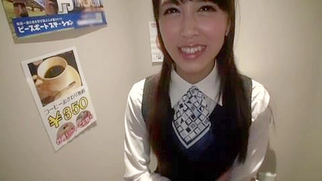 日本の少女が公衆トイレの個室で蒸気フェラチオをする