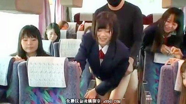 アジア人女子高生の秘密のバス乗車は、透明な襲撃者との悪夢に変わる