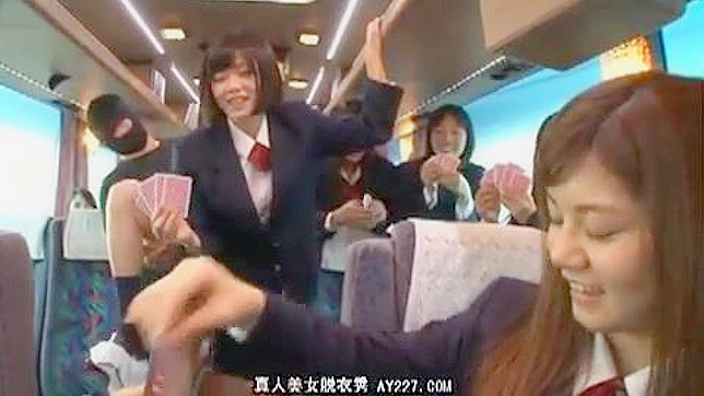 アジア人女子高生の秘密のバス乗車は、透明な襲撃者との悪夢に変わる