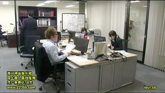 日本オフィスでの性的な熱気 - 複数のパートナーとの蒸し暑い出会い