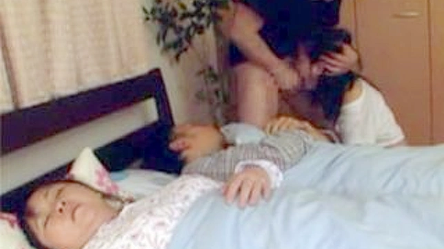 招かれざる客が寝ている両親の前で処女の娘を虐待する