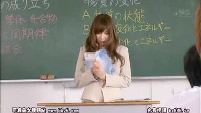ニッポン・ポルノ・ビデオで、やんちゃな小学生たちが代わりの教師にレッスンを受ける