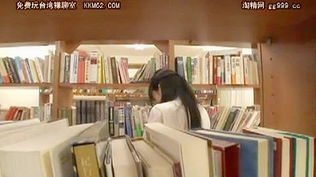 教師が図書館で若い女子学生と秘密の情事