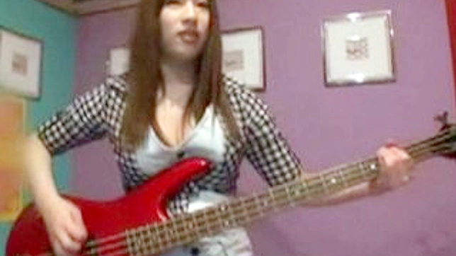 セクシーなギター少女が有名バンドの名声のために汚いマネージャーに誘惑される