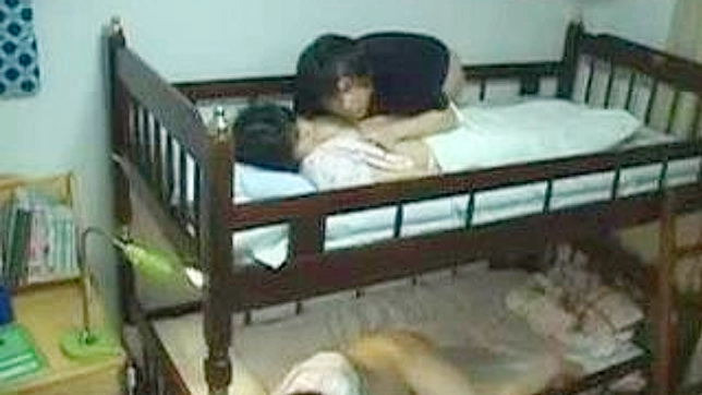日本の義姉妹の秘密の二段ベッドが非常識な侵入者に性的暴行を受けた