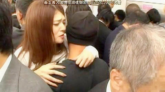 衝撃のポルノビデオ！日本の満員電車で見知らぬ男がみだらな行動に出た