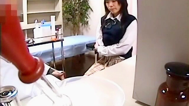エッチな看護婦が秘密の診療所で無垢な女子学生を罰する