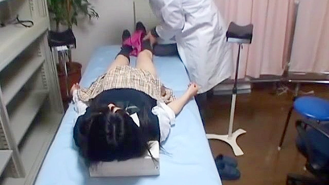 エッチな看護婦が秘密の診療所で無垢な女子学生を罰する