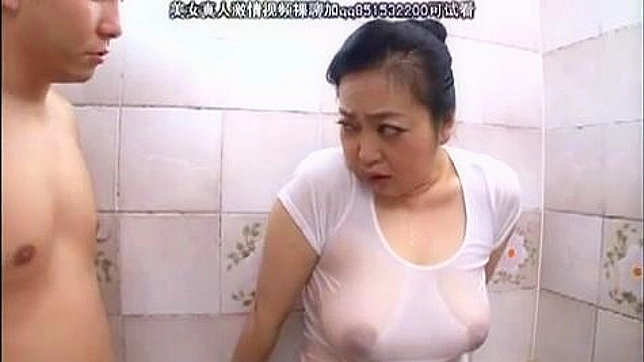 アジアン・ポルノで熟女クリーニング・レディの尻が若旦那を興奮させる
