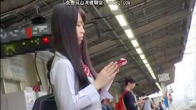 Japan Schoolgirl in Pantyhose Gets Handsy on Bus