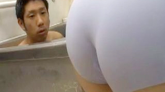 挑発的で熱い尻のメイドが日本のAVで若い男を誘惑する