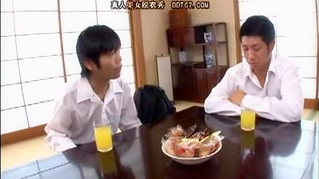 挑発的で熱い尻のメイドが日本のAVで若い男を誘惑する