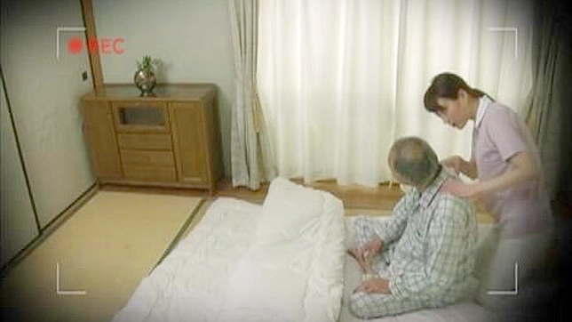 息子、病気の父が寝ている間にメイドと秘密のセックステープ