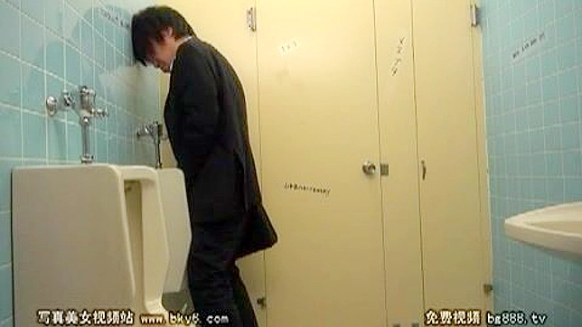 公開マンコプレイ - ムラムラしたアジア人カップルがトイレで乱れる