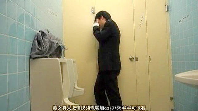 公開マンコプレイ - ムラムラしたアジア人カップルがトイレで乱れる