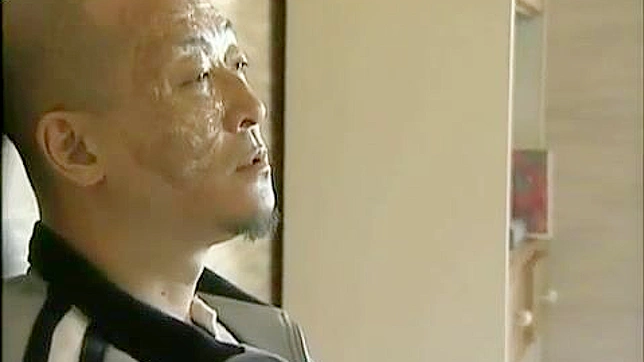 息子の裏切り - 盲目の父親と意識不明の家政婦が日本のAVで蹂躙される