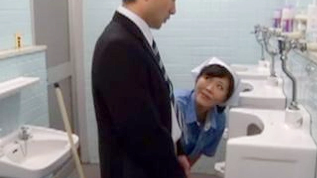 日本のトイレ・クリーナー、遠藤瞳が見知らぬ男にフェラチオされる