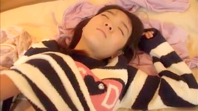 オリエンタル・ポルノ・ビデオ - 勉強で疲れて寝ている弟のGFを利用する卑劣な少年