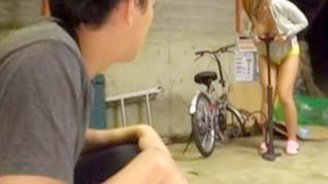日本の熟女が自転車を漕ぎながら弾むようなオッパイプレイでティーンを瞬間勃起させる