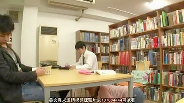 巨乳のアジア系OLが学校の図書館でシャイな童貞男子を誘惑する