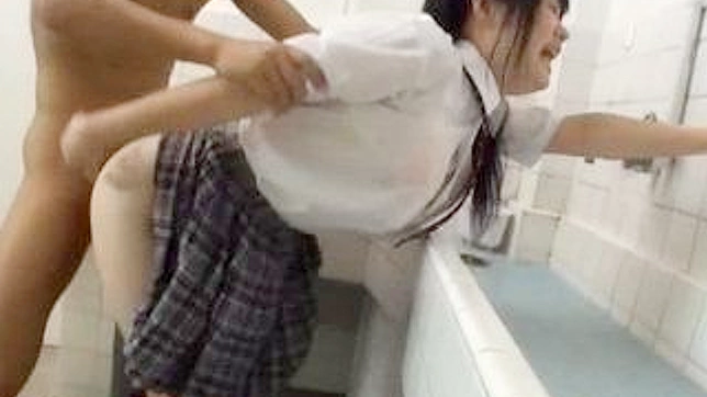 日本の女子学生たちの秘密の性生活が公衆トイレで暴露される