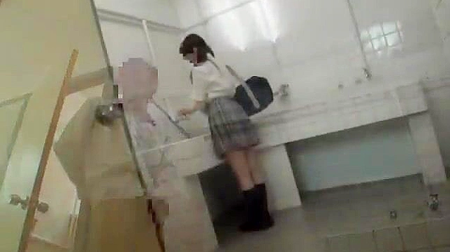 日本の女子学生たちの秘密の性生活が公衆トイレで暴露される