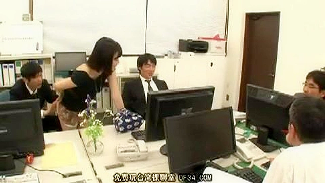 日本のオフィスで、ホットで淫乱なボスに心奪われるオーラルサービスを受ける