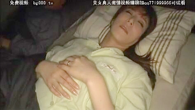 日本人の義母が義理の息子と官能的な乳首コキと自慰をする