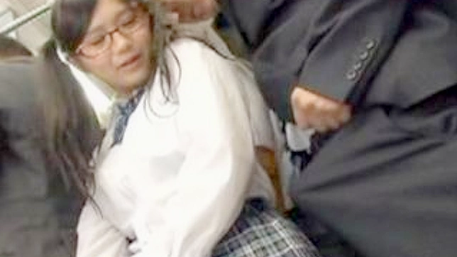 アジア人のポルノビデオ - バスの中で恐怖に怯える哀れな少女に予想外に勃起したチンコが襲いかかる