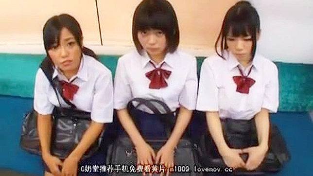 日本の女子校生がバスの中で先輩と3Pする