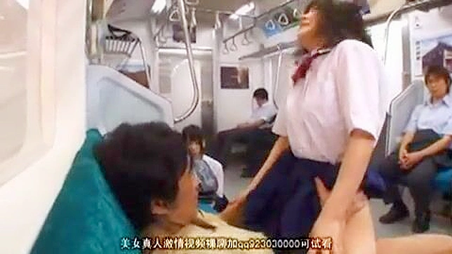日本の女子校生がバスの中で先輩と3Pする