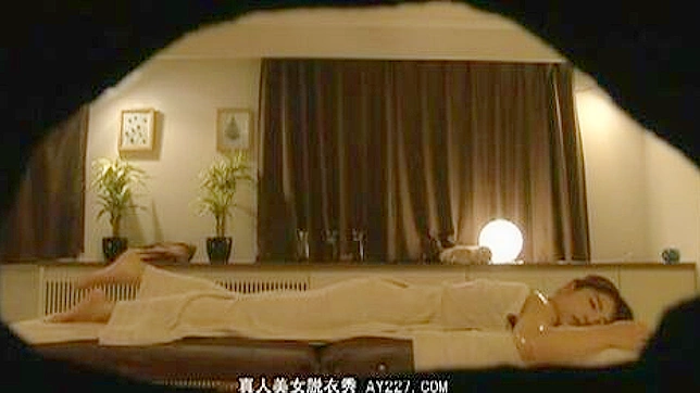 ワイルドになったアジアンマッサージ - 隠しカメラが客の乱暴な行為を撮影する