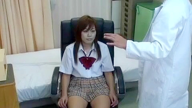 セクシーな女子校生が不気味な精神科医に催眠術をかけられ、寝ている間に犯される
