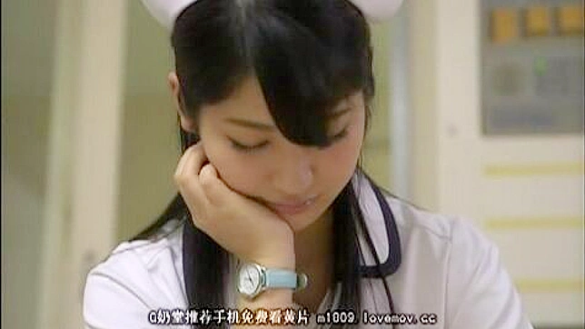 エッチな看護師が変態患者と淫らなプレイを繰り広げる日本のエロビデオ