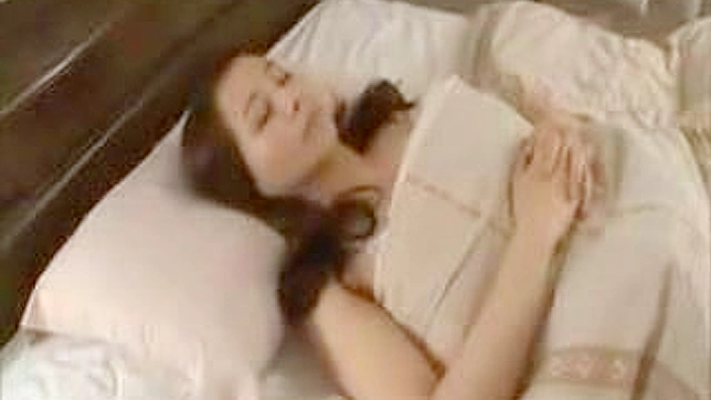 アジアのティーンエイジャーのポルノビデオが、友人たちのお泊まり会の後に大流行した。