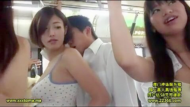 性的冒険心旺盛な日本のティーンエイジャー、公共バスで大暴れ