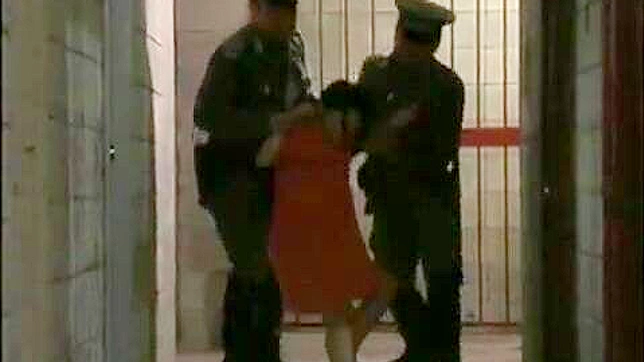 オリエンタルBDSMポルノビデオ - 軍事刑務所で女囚を残酷に支配する