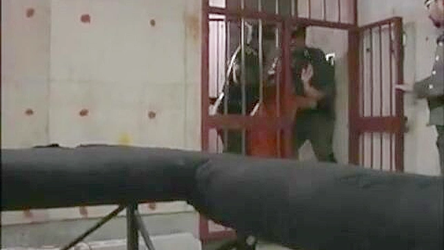 オリエンタルBDSMポルノビデオ - 軍事刑務所で女囚を残酷に支配する