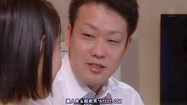 セクシーなメイドが日本でボスの息子と秘密の情事