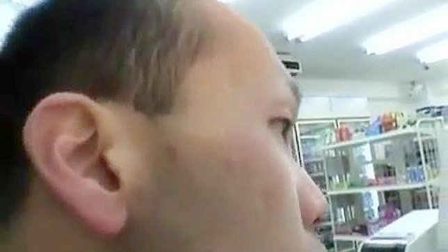 日本のアダルトビデオ - ムラムラした男が太った巨尻の同僚と店内で乱交する