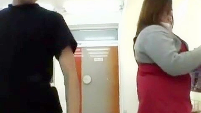 日本のアダルトビデオ - ムラムラした男が太った巨尻の同僚と店内で乱交する