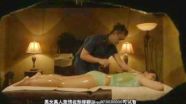 アジア人マッサージ師が、客を興奮させるためにオイルマッサージで手を汚す