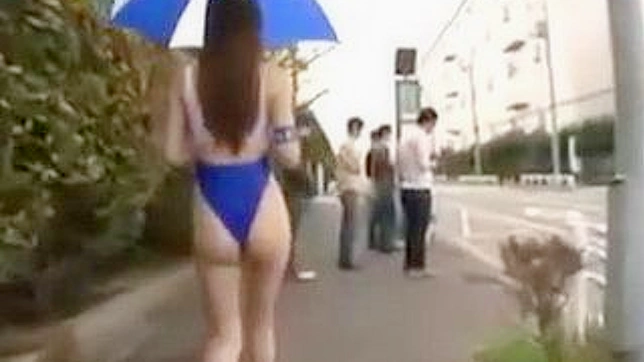 公共交通機関でセクシーなアジア人 - ホットな娼婦がムラムラした乗客をもてあそぶ