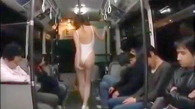 公共交通機関でセクシーなアジア人 - ホットな娼婦がムラムラした乗客をもてあそぶ