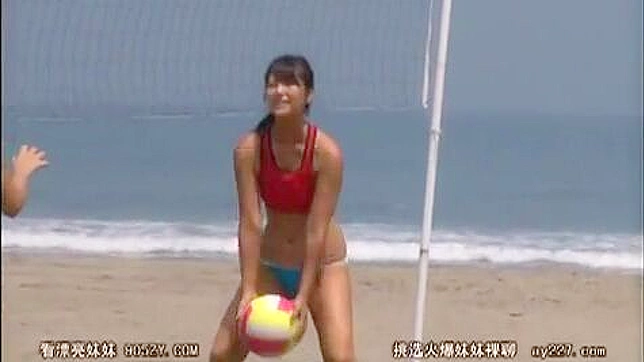 オリエンタル・ポルノ・ビデオ - 疲れた女の子が後悔している熱いビーチバレーゲーム