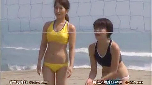 オリエンタル・ポルノ・ビデオ - 疲れた女の子が後悔している熱いビーチバレーゲーム