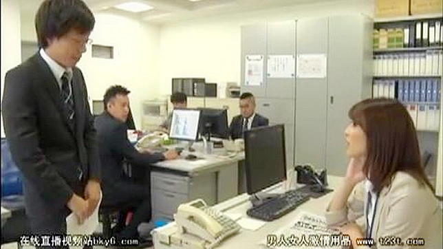 ニッポン・ポルノ・ビデオ：オフィスのテーブルの上で硬くなる課長