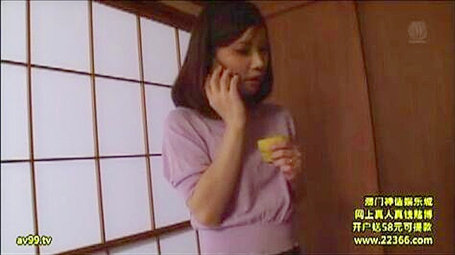 セクシーなアジア人妻が、夫が近くにいるのに電話で恋人を誘惑する